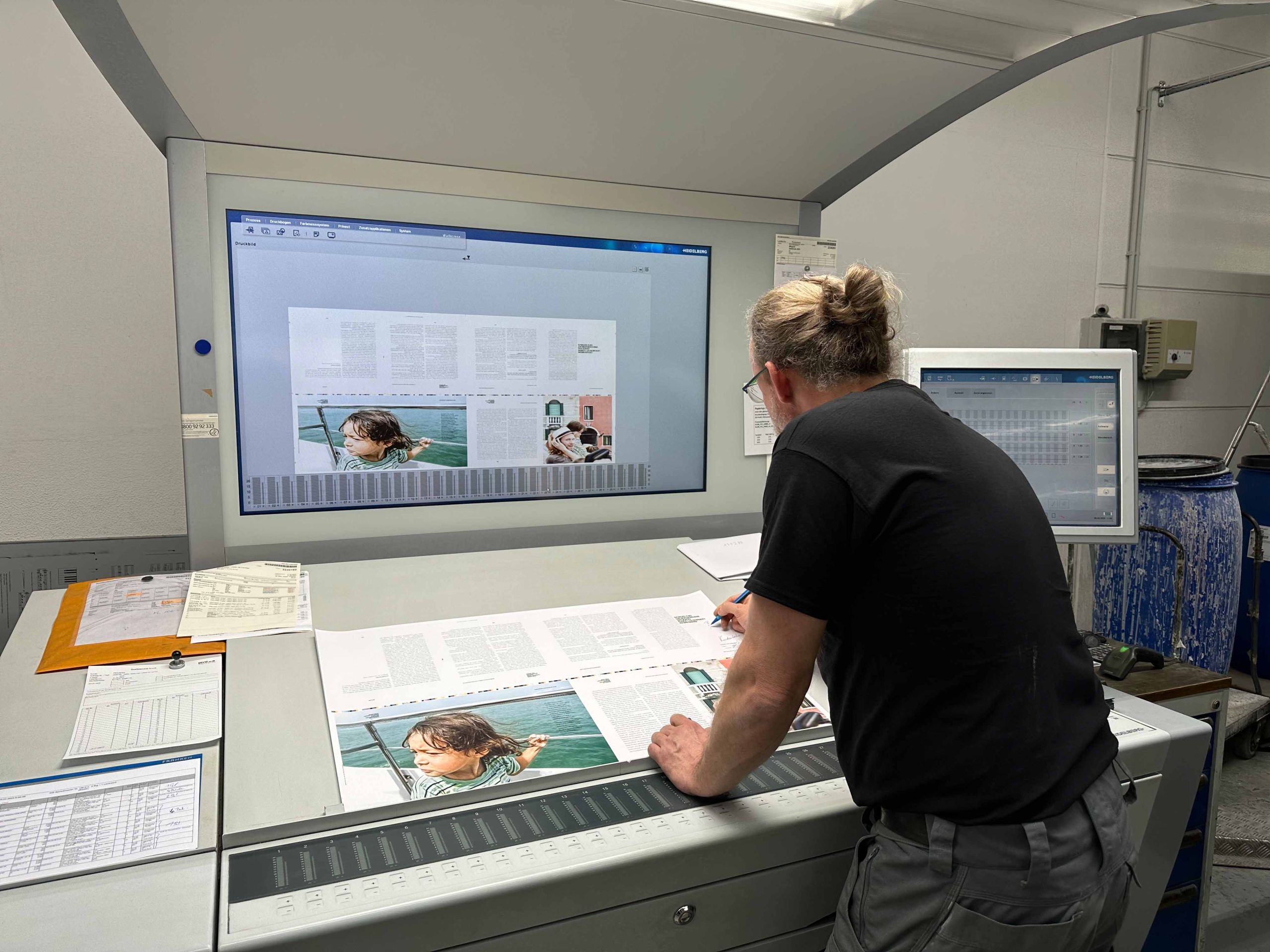 Ein Drucktechnologe prüft einen Druckbogen des Buches „Denn mein Leben ist Lernen“ in der Beltz Druckerei an einer Heidelberger Speedmaster